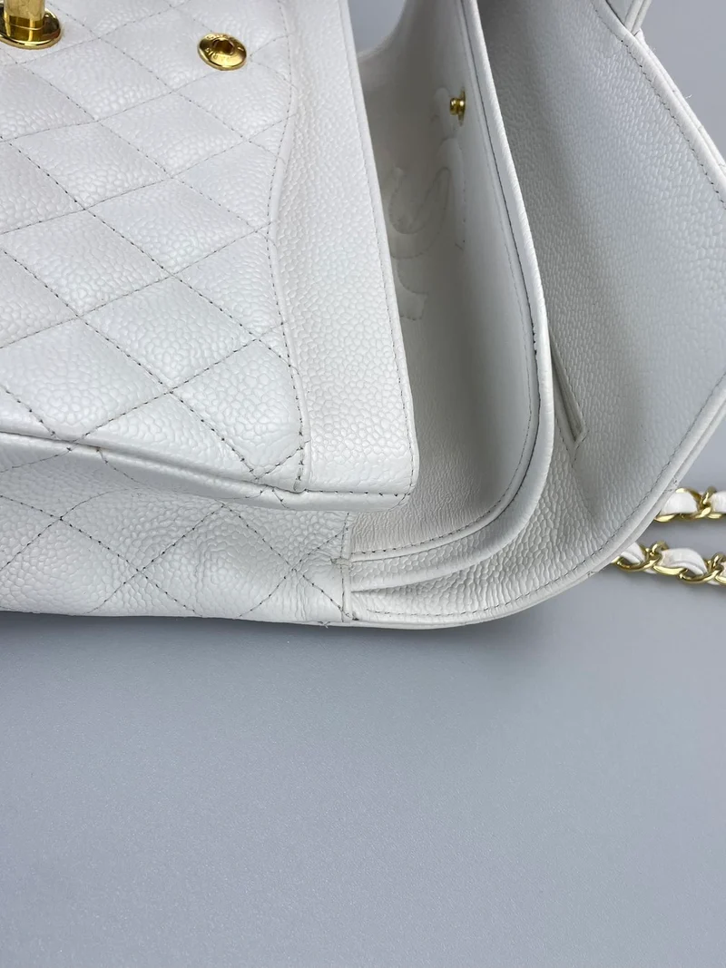 Chanel mittelgroße, klassische Flap Bag aus Kaviarleder mit goldenen Beschlägen