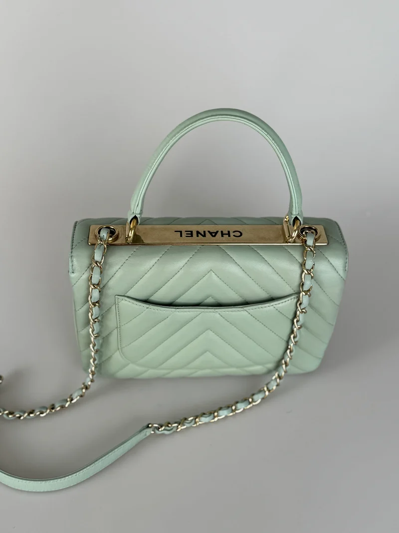 CHANEL Kleine, trendige CC-Flap-Tasche aus Lammleder mit Chevron-Steppung und zwei Griffen, Hellgrün