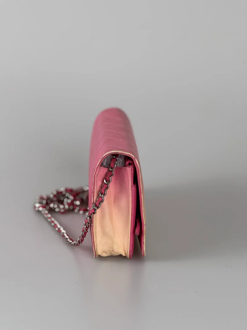 Chanel Geldbörse mit Kette WOC Dunkelrosa verblasstes Lammleder