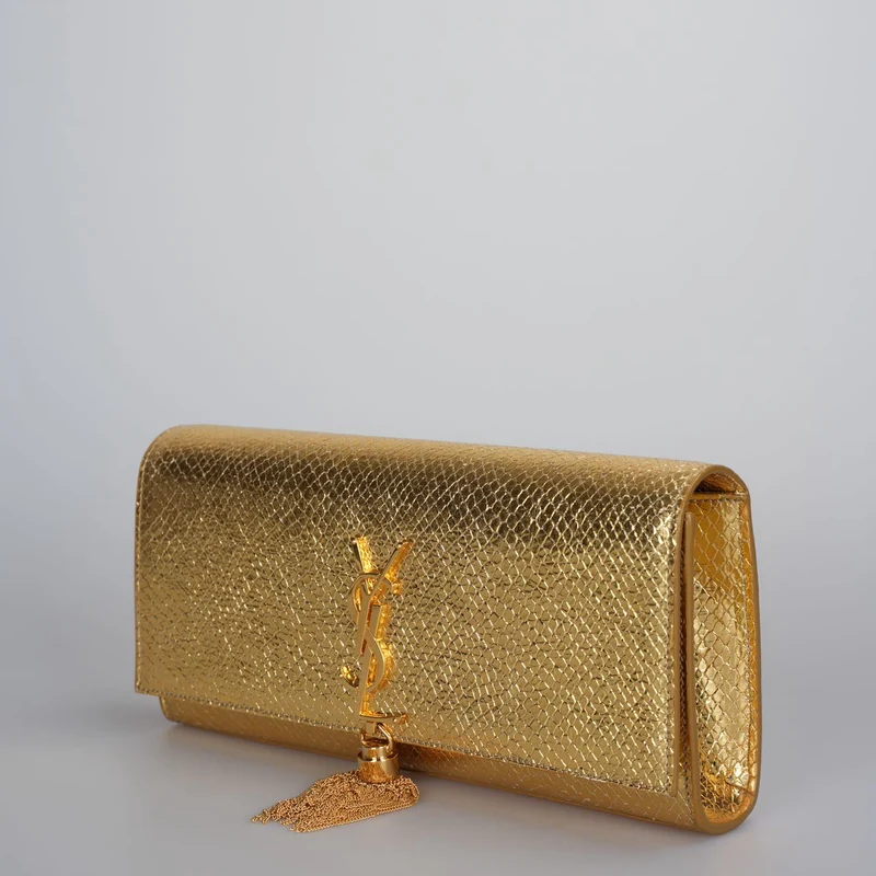 Saint Laurent – ​​Klassische Clutch aus goldmetallicfarbenem Kalbsleder mit geprägtem Monogramm und Quaste