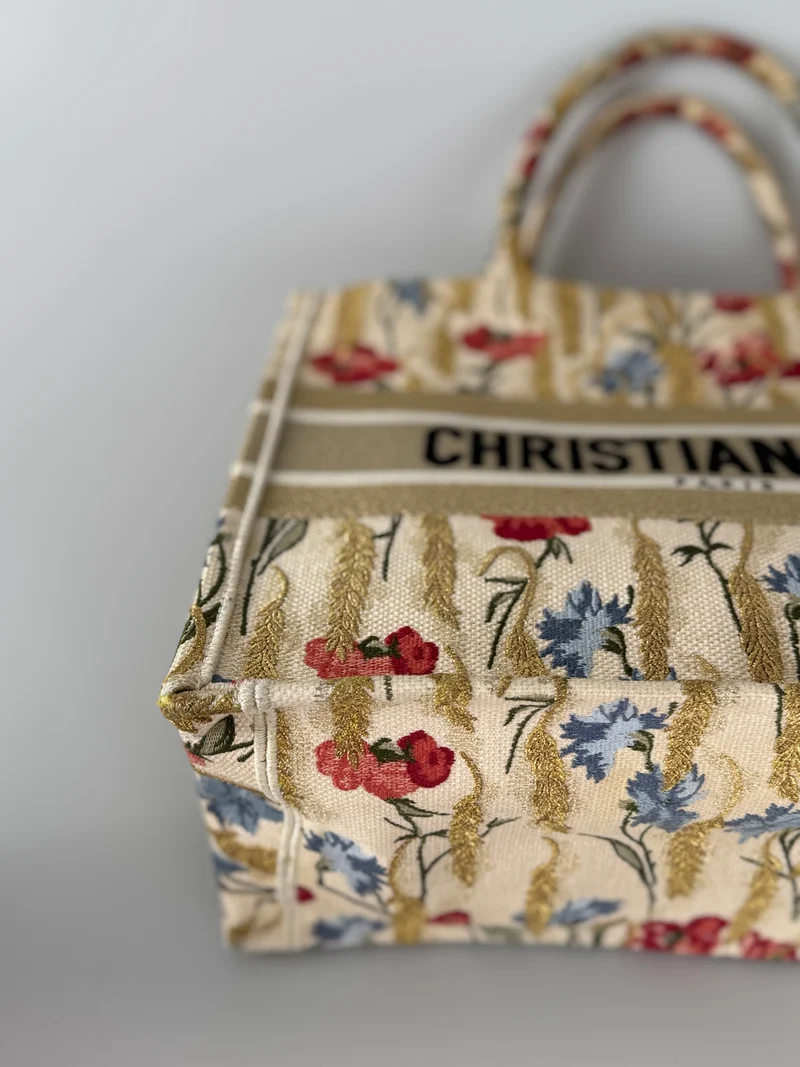 Christian Dior Beige Blumen bestickte Canvas Buchtasche Mittel