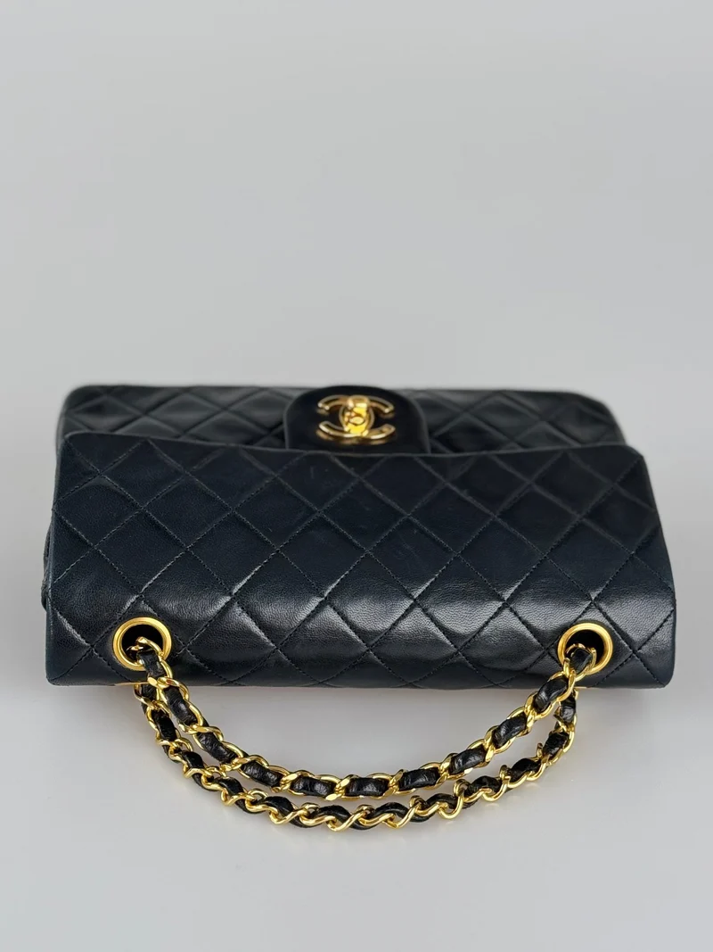 Chanel Vintage zeitlose Flap Bag klein schwarz golden