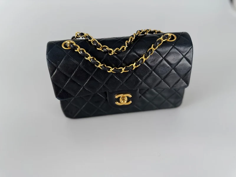 Chanel Vintage zeitlose Flap Bag klein schwarz golden