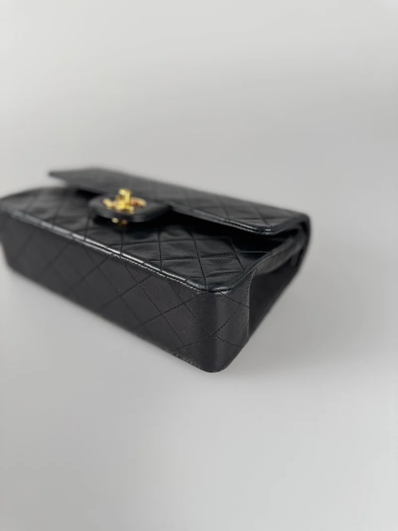 Chanel Vintage zeitlose Flap Bag klein schwarz golden