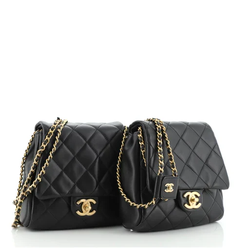 Chanel – Gesteppte Seitentaschen aus Lammleder, schwarze kleine Doppeltasche mit Perlenkette und CC-Logo