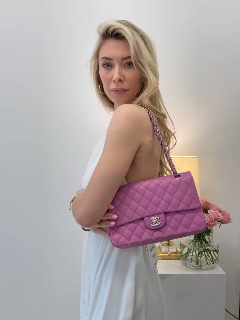 Chanel Medium Classic Double Flap Bag aus lila Leliac-Lammleder mit silberner Hardware