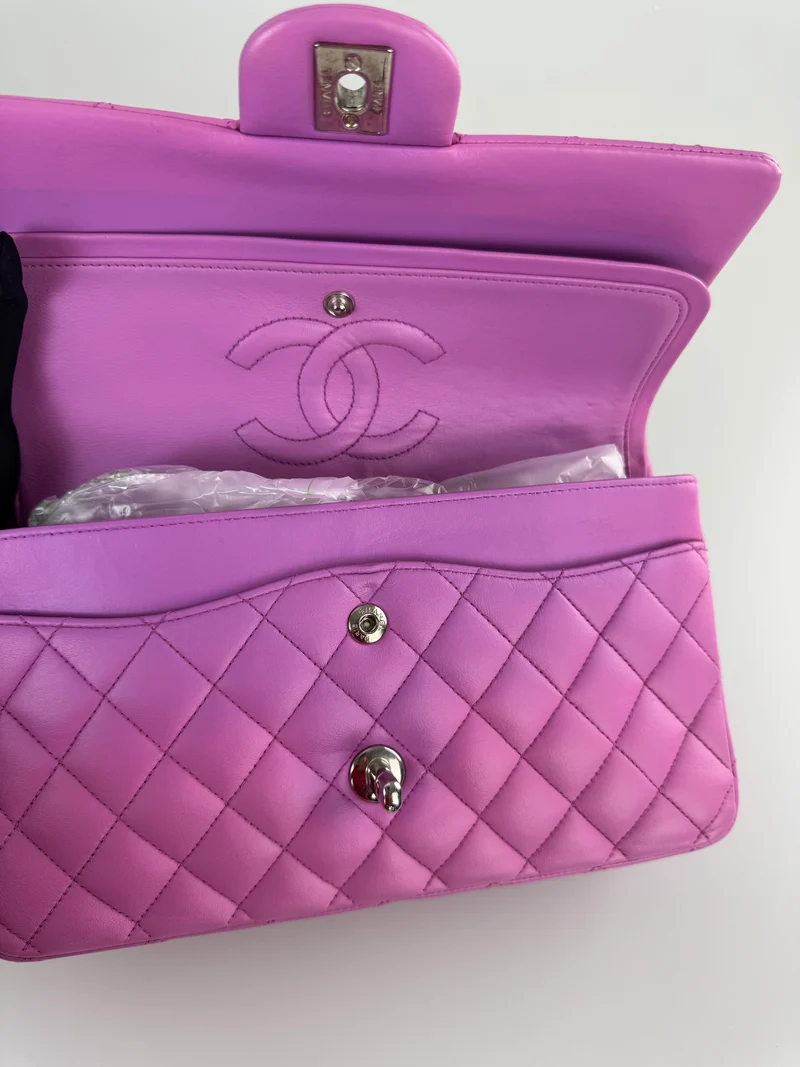 Chanel Medium Classic Double Flap Bag aus lila Leliac-Lammleder mit silberner Hardware