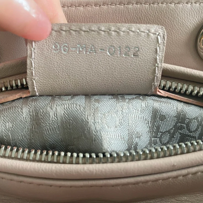 Christian Dior – mittelgroße Lady Dior-Tasche aus Cannage-Lammleder mit silberner Hardware in Pink