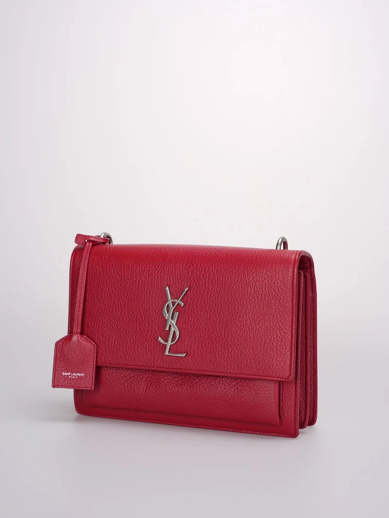 Saint Laurent – ​​Mittelgroße Sunset-Tasche aus genarbtem Kalbsleder mit Monogramm in Rot