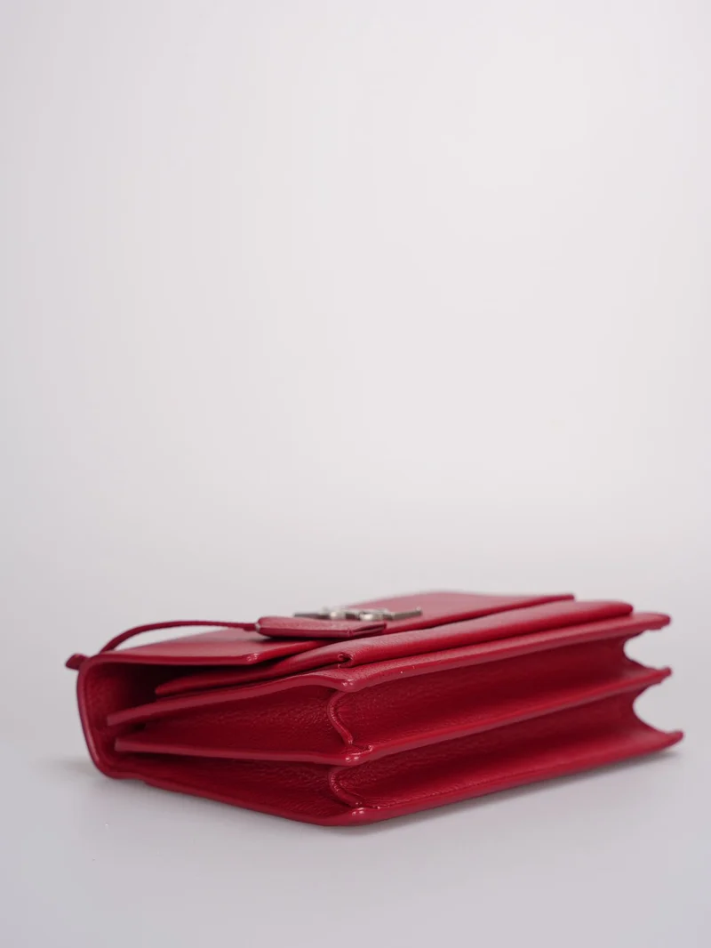 Saint Laurent – ​​Mittelgroße Sunset-Tasche aus genarbtem Kalbsleder mit Monogramm in Rot