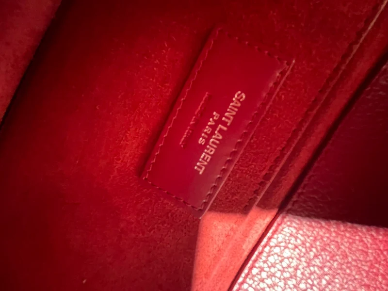 Saint Laurent – ​​Mittelgroße Sunset-Tasche aus genarbtem Kalbsleder mit Monogramm in Rot