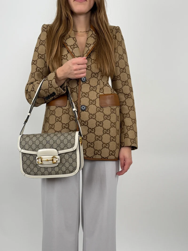 Gucci Supreme Monogram – Umhängetasche Horsebit 1955 aus Kalbsleder in Beige