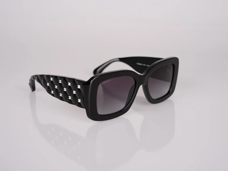 Chanel Sonnenbrille Schwarz Polarisiert Gold Metall CC Logos mit grauen Gläsern