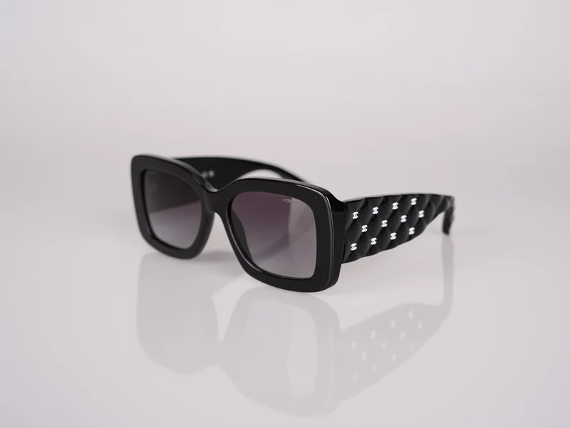 Chanel Sonnenbrille Schwarz Polarisiert Gold Metall CC Logos mit grauen Gläsern