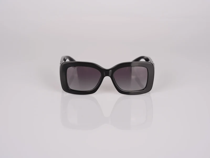 Chanel Sonnenbrille Schwarz Polarisiert Gold Metall CC Logos mit grauen Gläsern