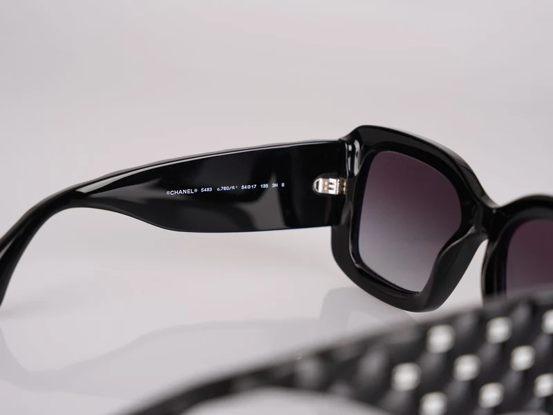 Chanel Sonnenbrille Schwarz Polarisiert Gold Metall CC Logos mit grauen Gläsern