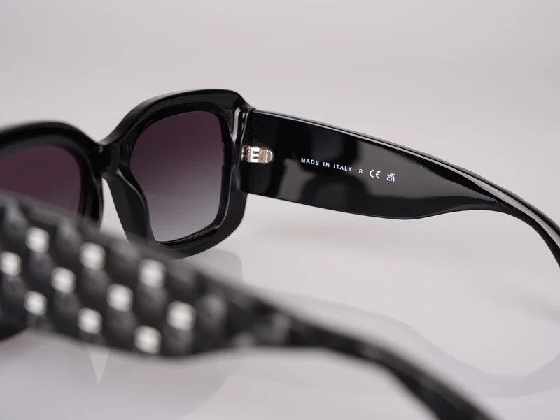 Chanel Sonnenbrille Schwarz Polarisiert Gold Metall CC Logos mit grauen Gläsern