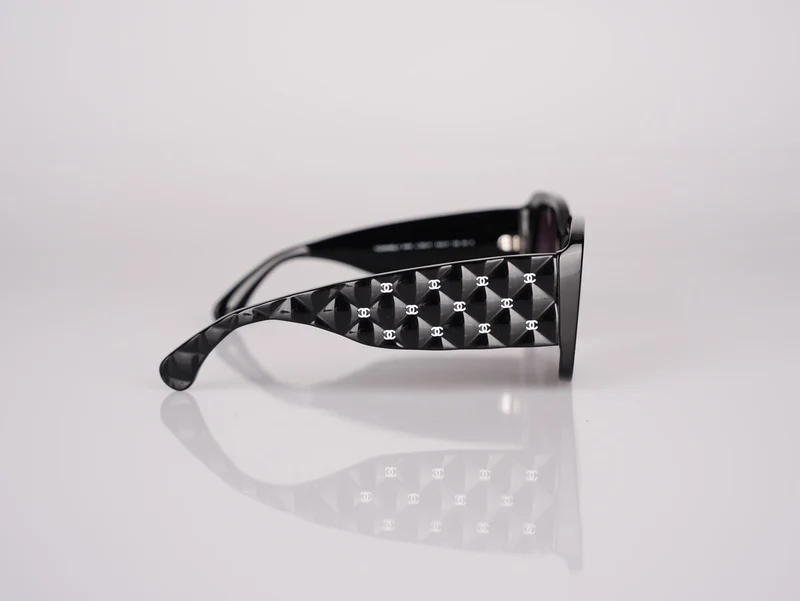 Chanel Sonnenbrille Schwarz Polarisiert Gold Metall CC Logos mit grauen Gläsern