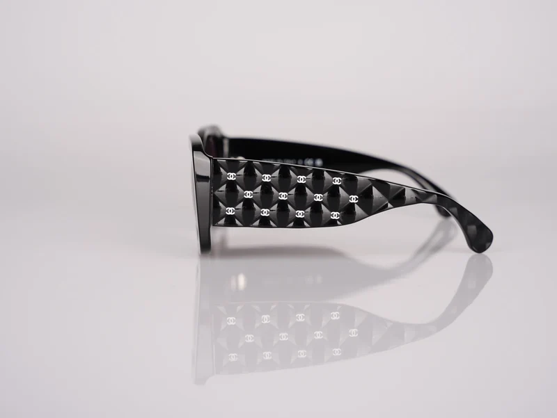 Chanel Sonnenbrille Schwarz Polarisiert Gold Metall CC Logos mit grauen Gläsern
