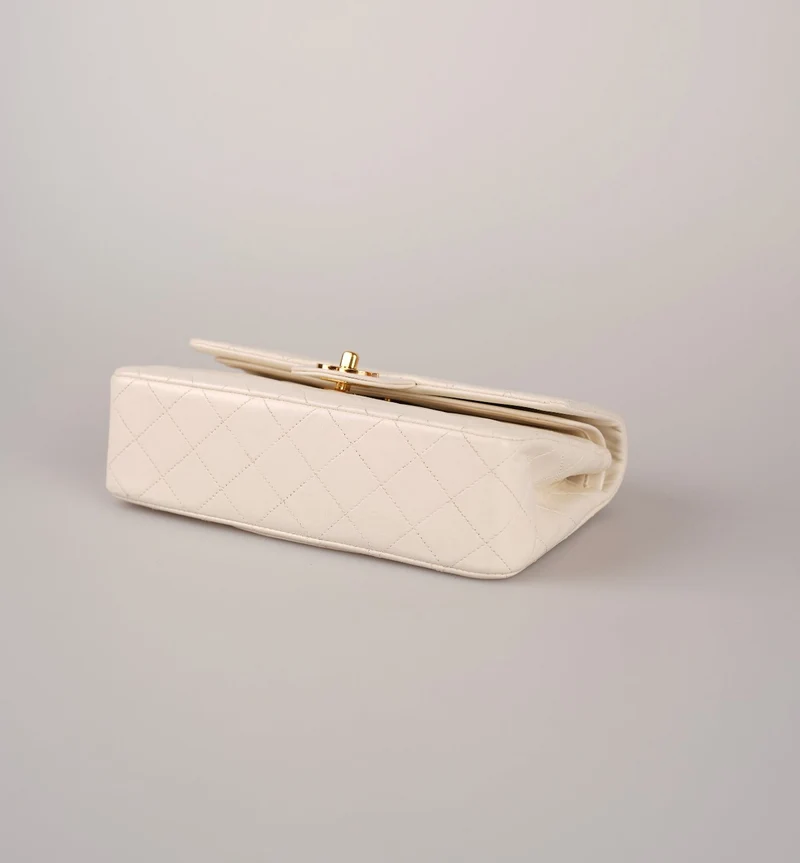 Chanel – Mittlere Vintage-Tasche in Weiß mit klassischer Doppelklappe aus Lammleder mit goldenen Beschlägen